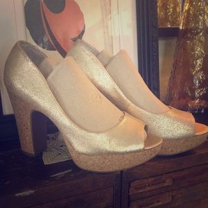 Jessica Simpson 8 1/2 gold heels